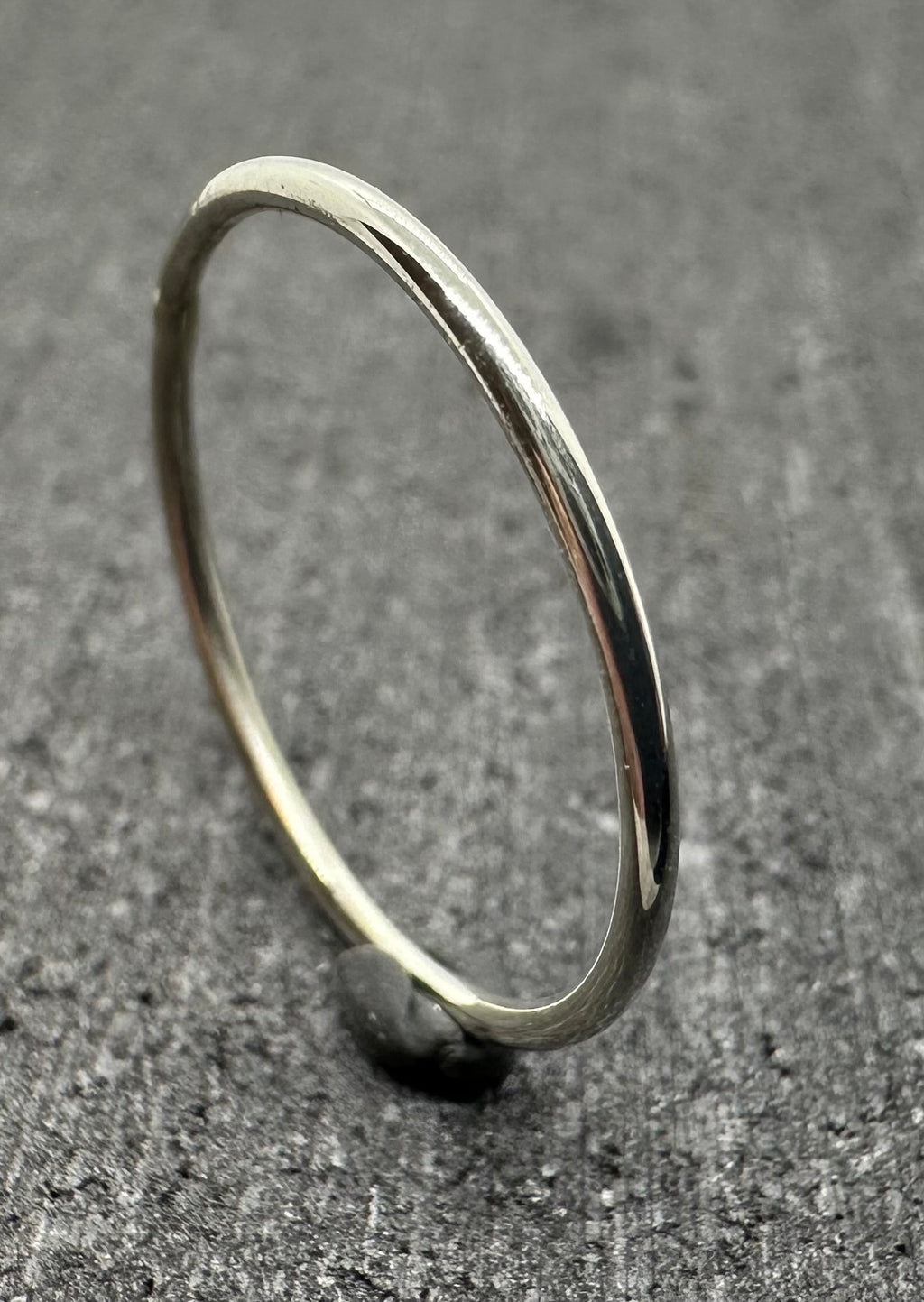 9ct gold hammered stacking ring close up