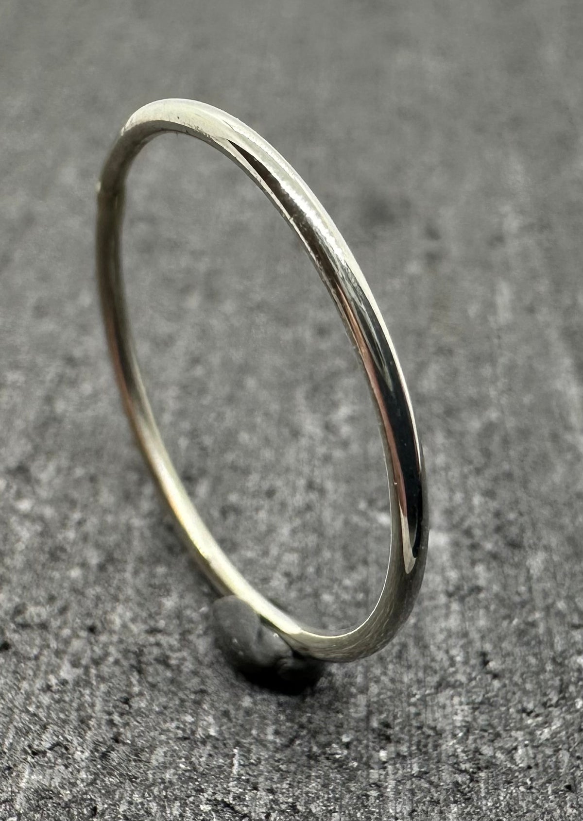 9ct gold hammered stacking ring close up