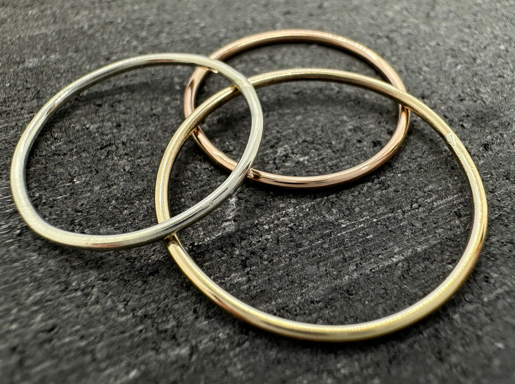 9ct gold 1mm dainty ring detail photo