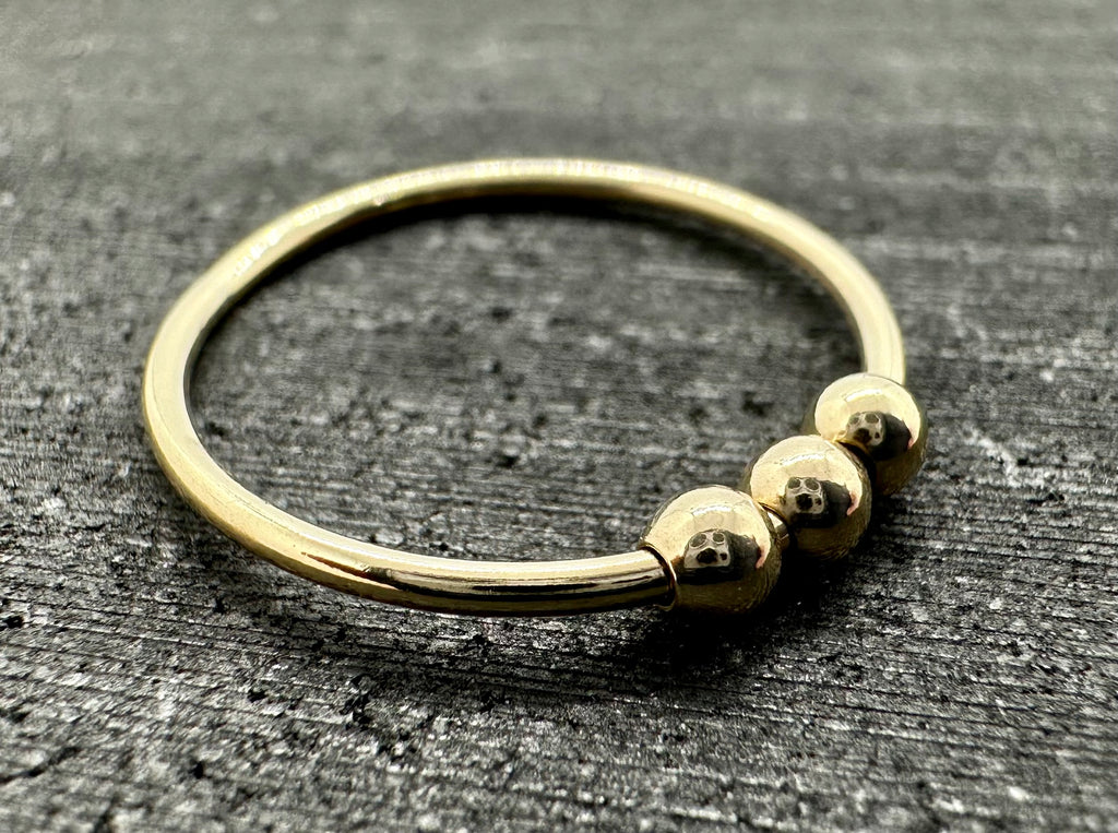 9ct gold bead fidget ring on finger