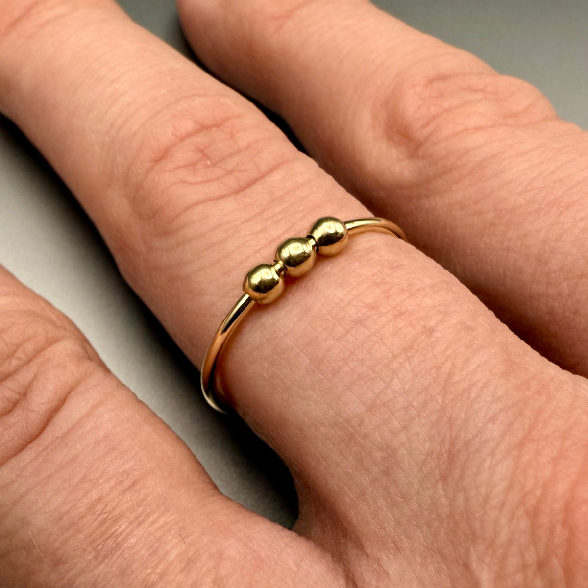 9ct gold bead fidget ring detail photo
