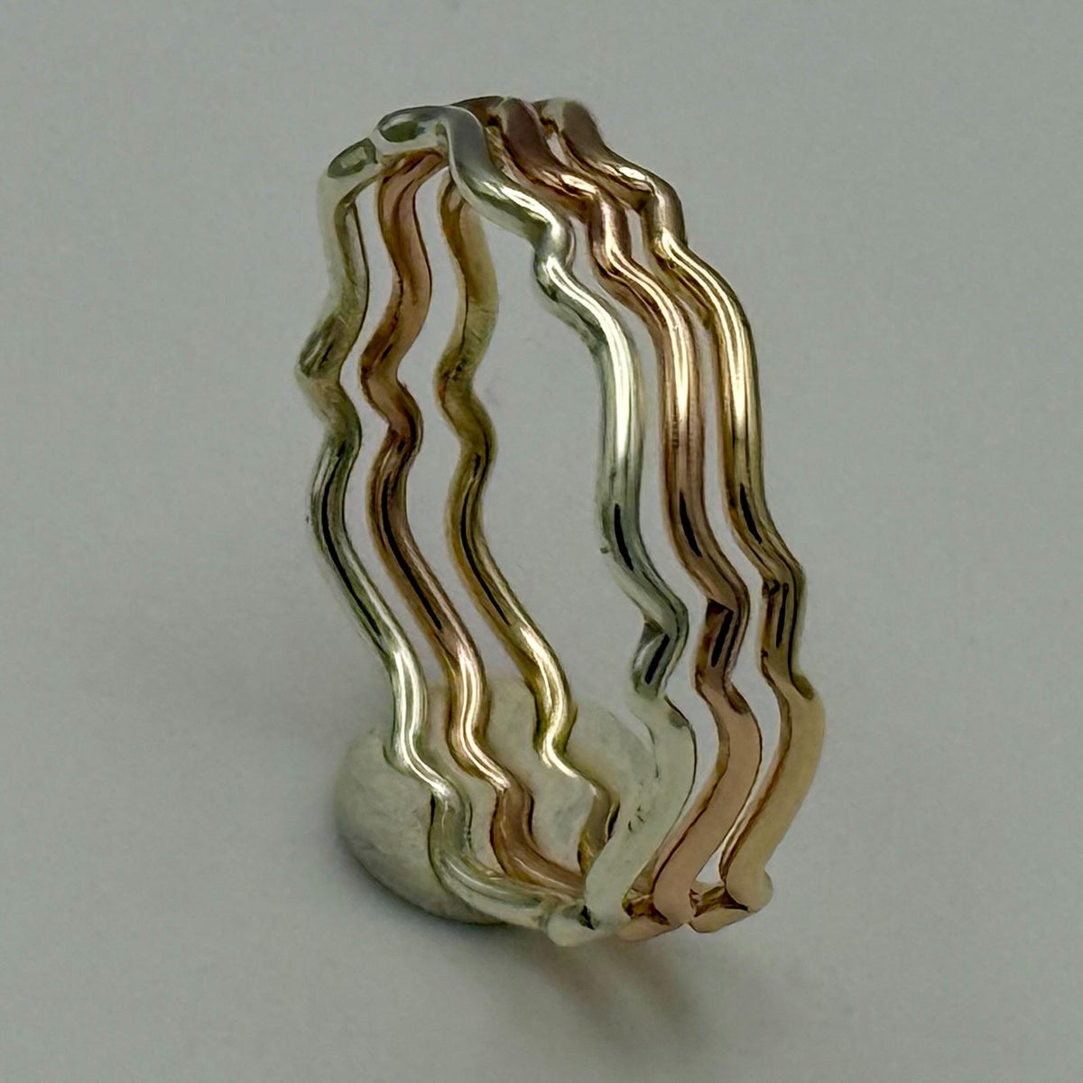 9ct gold wavy stacking ring polished finish detail